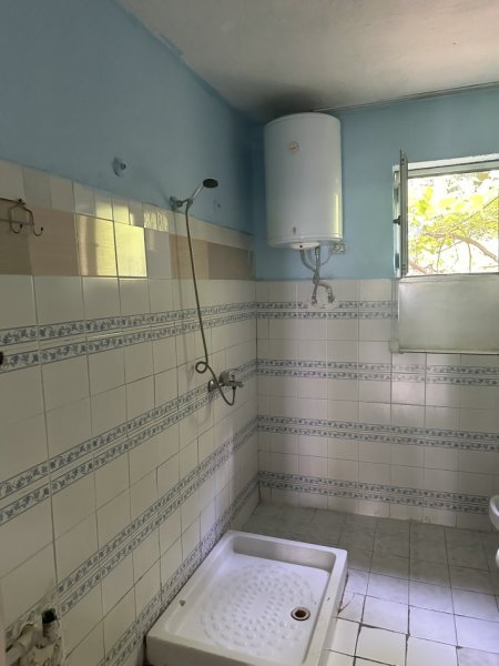 Tirane, jepet me qera shtepi 2+1+Ballkon Kati 0, 350 m² 350 € (ruga 5 maji)