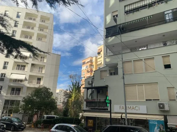 Tirane, shitet apartament 2+1+Ballkon Kati 3, 312.000 € (Faik Konica)