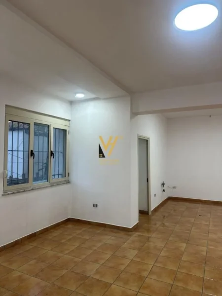 Tirane, jepet me qera ambjent biznesi Kati 0, 80 m² 600 € (IRFAN TOMINI)