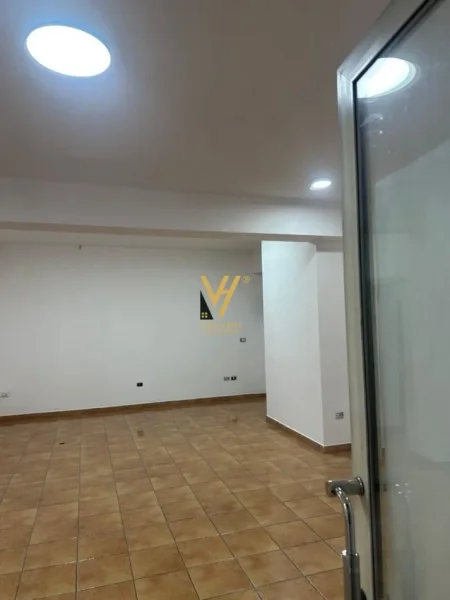 Tirane, jepet me qera ambjent biznesi Kati 0, 80 m² 600 € (IRFAN TOMINI)