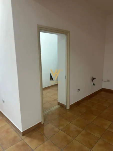 Tirane, jepet me qera ambjent biznesi Kati 0, 80 m² 600 € (IRFAN TOMINI)
