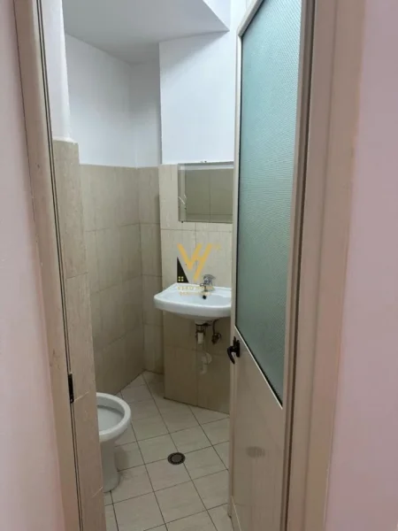 Tirane, jepet me qera ambjent biznesi Kati 0, 80 m² 600 € (IRFAN TOMINI)