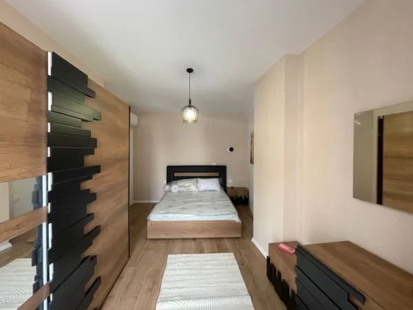 Tirane, jepet me qera apartament 2+1+Ballkon Kati 3, 104 m² 1.000 € (RRUGA E BARRIKADAVE)