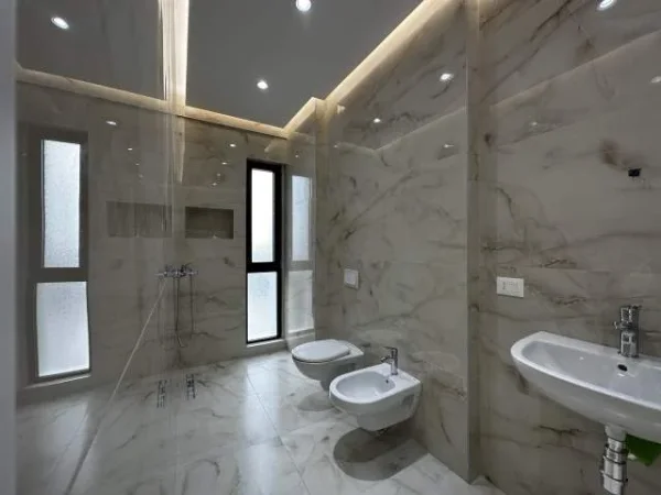 Tirane, jap me qera zyre Kati 9, 106 m² 750 € (Farmacia 10, Kompleksi Arlis)