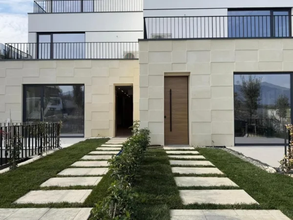 Tirane, jepet me qera Vile 4+1 Kati 1, 800 m² 4.000 € (liqeni i thate)