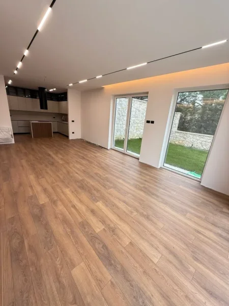 Tirane, jepet me qera Vile 4+1 Kati 1, 800 m² 4.000 € (liqeni i thate)