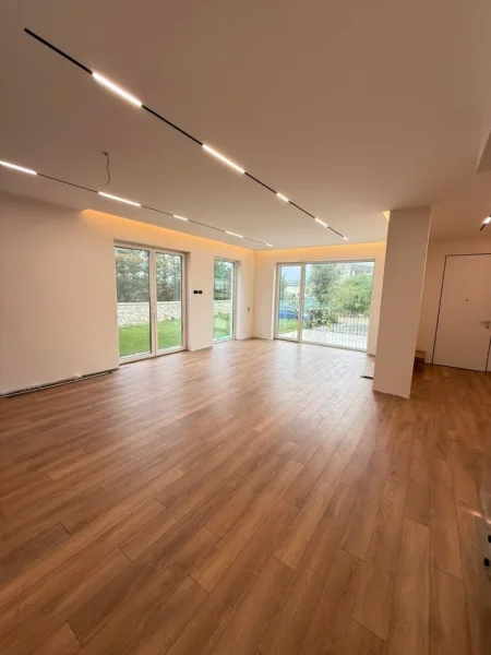 Tirane, jepet me qera Vile 4+1 Kati 1, 800 m² 4.000 € (liqeni i thate)