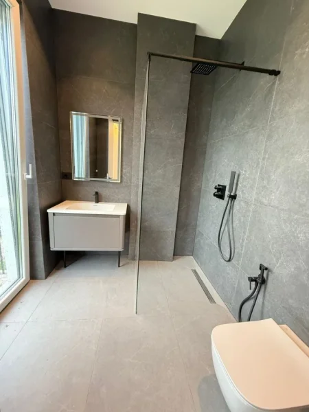 Tirane, jepet me qera Vile 4+1 Kati 1, 800 m² 4.000 € (liqeni i thate)