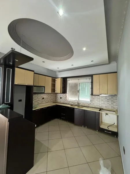 Tirane, jepet me qera Vile 3+1 Kati 2, 180 m² (fresku)