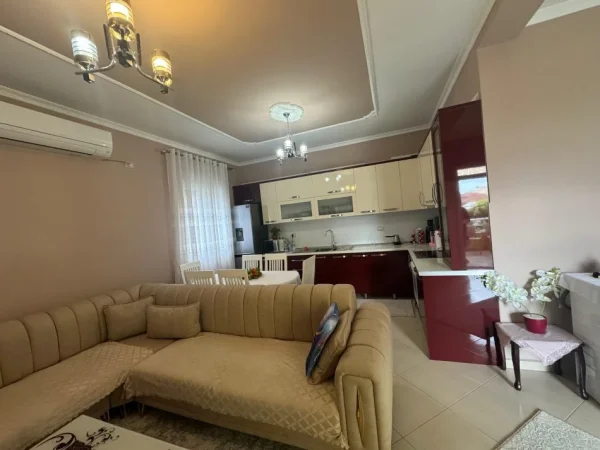 Shqiperi, shes Vile 4+1+Ballkon Kati 2, 215 m² 260.000 € (kamez)