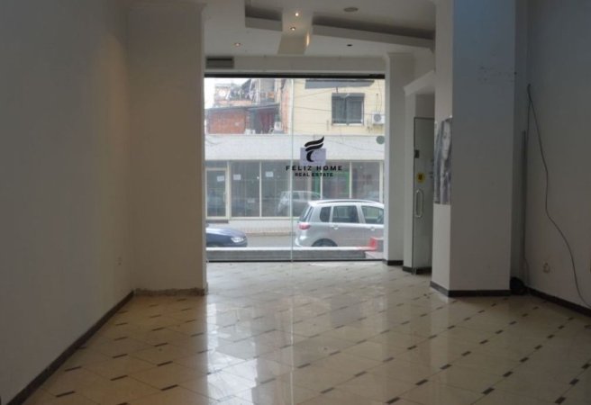 Tirane, jepet me qera dyqan Kati 0, 105 m² 800 € (SELVIA)
