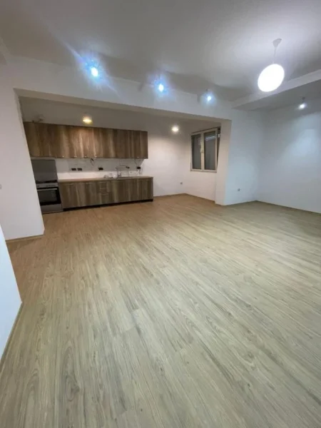 Tirane, jepet me qera apartament 2+1+Ballkon Kati 5, 125 m² 600 € (Irfan Tomini , Pallati Insig)