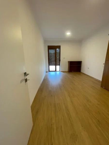 Tirane, jepet me qera apartament 2+1+Ballkon Kati 5, 125 m² 600 € (Irfan Tomini , Pallati Insig)
