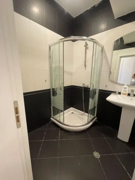 Tirane, jepet me qera apartament 2+1+Ballkon Kati 5, 125 m² 600 € (Irfan Tomini , Pallati Insig)