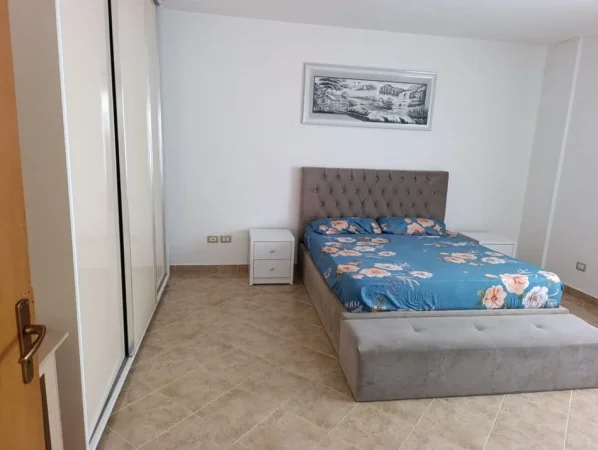 Tirane, jepet me qera apartament 2+1 Kati 5, 100 m² 450 € (fresku)
