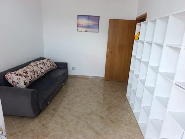 Tirane, jepet me qera apartament 2+1 Kati 5, 100 m² 450 € (fresku)