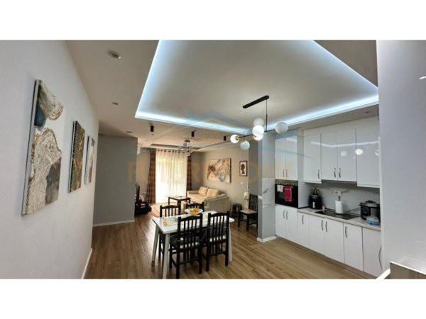 Tirane, jepet me qera apartament 2+1 Kati 4, 93 m² 400 € (Fresku)