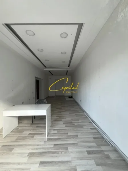 Tirane, jepet me qera dyqan Kati 0, 45 m² 1.000 € (RRUGA E DURRESIT)