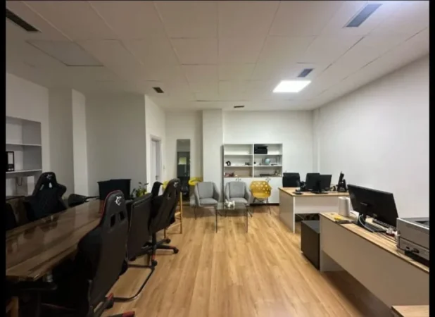 Tirane, jepet me qera zyre Kati 2, 50 m² 600 € (rruga e kavajes)