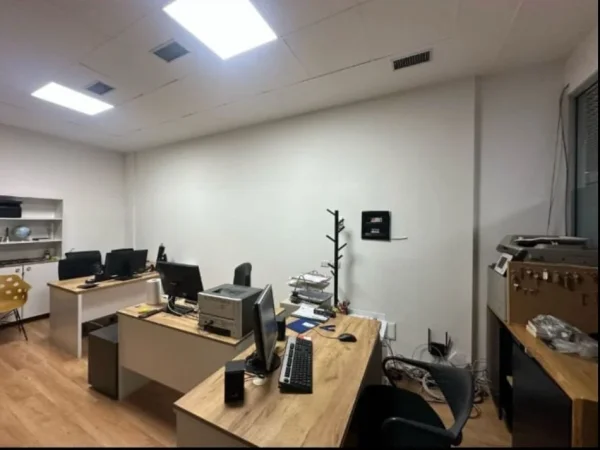 Tirane, jepet me qera zyre Kati 2, 50 m² 600 € (rruga e kavajes)