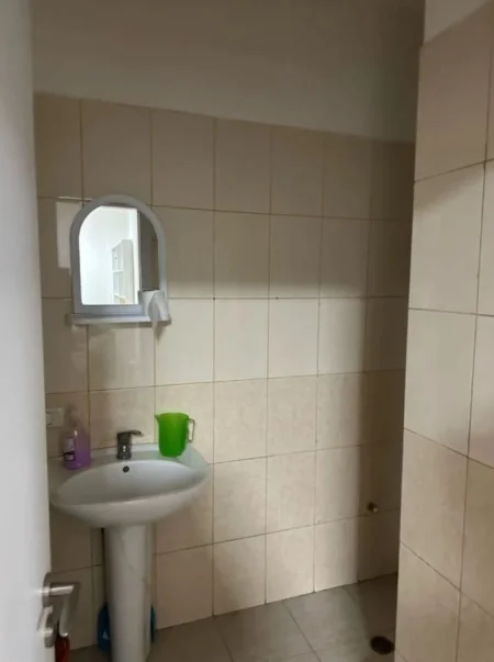 Tirane, jepet me qera zyre Kati 2, 50 m² 600 € (rruga e kavajes)