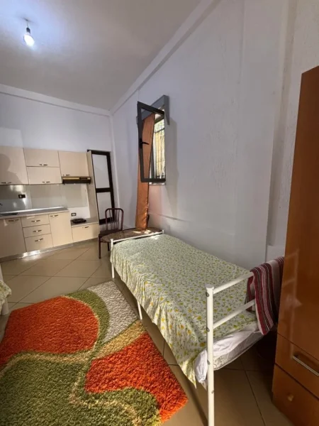 Tirane, jepet me qera apartament 1+1 Kati 1, 55 m² 300 € (rruga hekuran mara)
