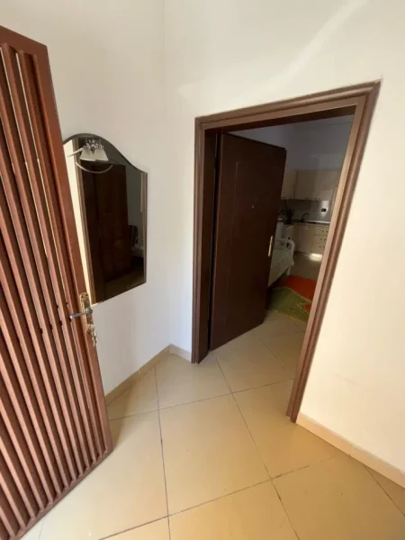Tirane, jepet me qera apartament 1+1 Kati 1, 55 m² 300 € (rruga hekuran mara)