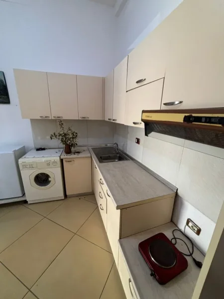 Tirane, jepet me qera apartament 1+1 Kati 1, 55 m² 300 € (rruga hekuran mara)