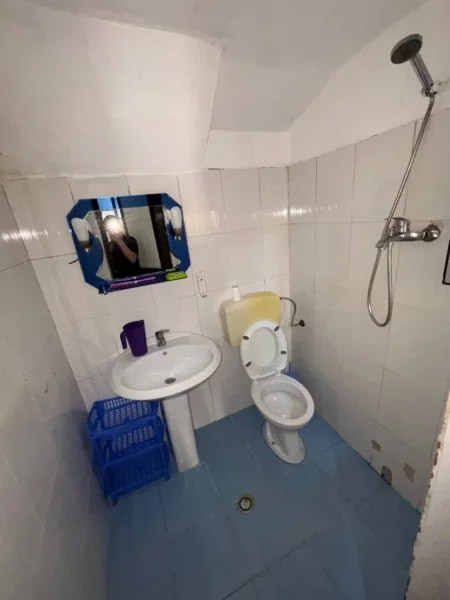 Tirane, jepet me qera apartament 1+1 Kati 1, 55 m² 300 € (rruga hekuran mara)