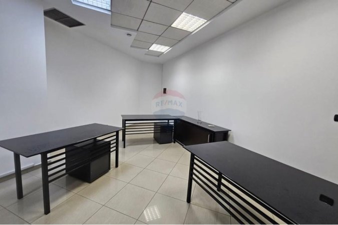 Tirane, jepet me qera zyre Kati 1, 40 m² 500 € (Bulevardi Nene Tereza)