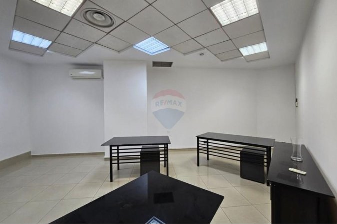 Tirane, jepet me qera zyre Kati 1, 40 m² 500 € (Bulevardi Nene Tereza)