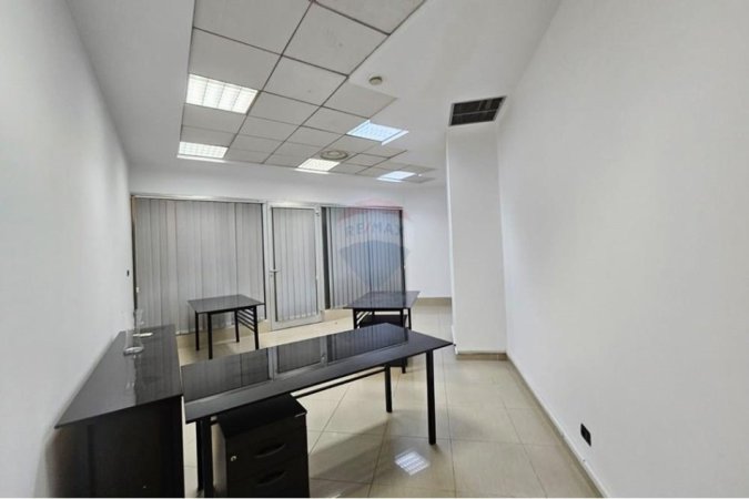 Tirane, jepet me qera zyre Kati 1, 40 m² 500 € (Bulevardi Nene Tereza)
