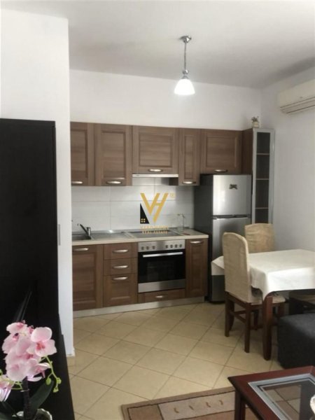 Tirane, jepet me qera apartament 1+1+Ballkon Kati 4, 62 m² 420 € (XHAMLLIK)