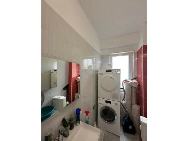 Tirane, shes apartament 2+1+2+POST PARKIMI , 93 m² 240.000 € (Liqeni i Thatë)