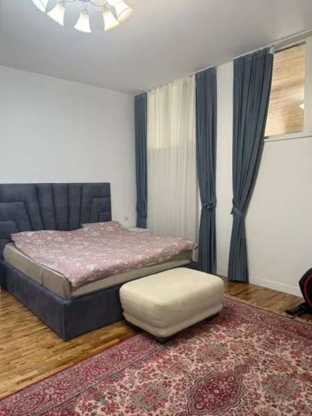 Tirane, jepet me qera apartament 4+1 Kati 4, 176 m² 150.000 € (Rezidenca Secret Garden)