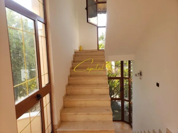 Tirane, jepet me qera dyqan Kati 3, 270 m² 2.500 € (DON BOSKO)