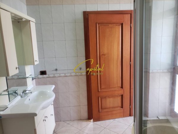 Tirane, jepet me qera dyqan Kati 3, 270 m² 2.500 € (DON BOSKO)