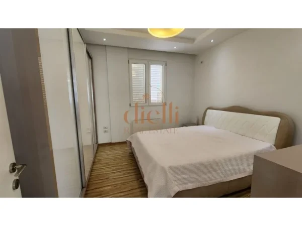 Tirane, jepet me qera apartament 2+1+Ballkon Kati 2, 1.100 € (Rruge Elbasanit)