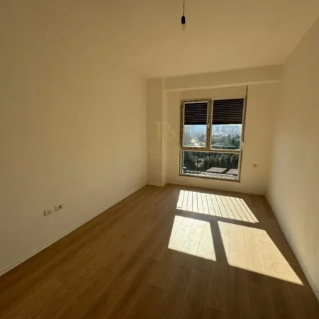 Tirane, shitet apartament 3+1+Ballkon Kati 5, 150 m² 250.000 € (Fusha e Aviacionit)