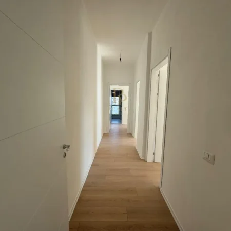 Tirane, shitet apartament 3+1+Ballkon Kati 5, 150 m² 250.000 € (Fusha e Aviacionit)