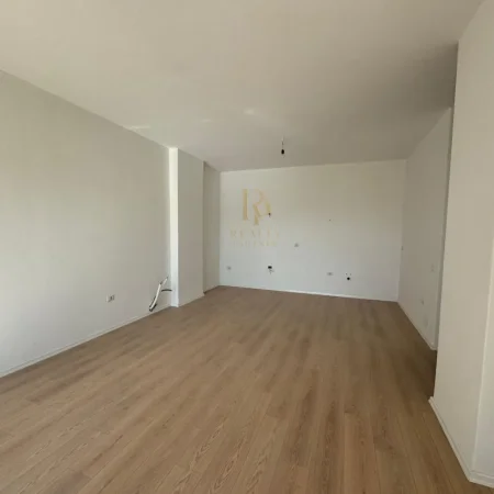 Tirane, shitet apartament 3+1+Ballkon Kati 5, 150 m² 250.000 € (Fusha e Aviacionit)