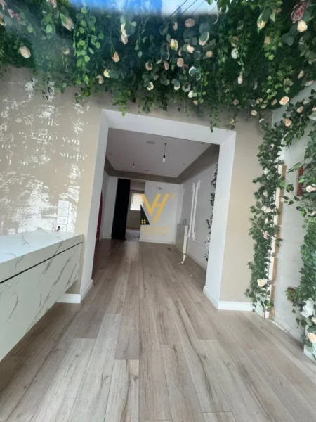 Tirane, jepet me qera dyqan Kati 0, 50 m² 600 € (SHKOLLA PETRO NINI LUARASI)