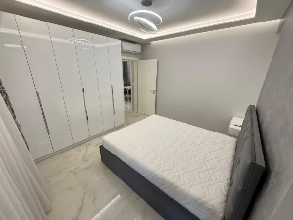 Tirane, jepet me qera 2+1 Kati 3, 90 m² 700 € (ish fusha e aviacionit)
