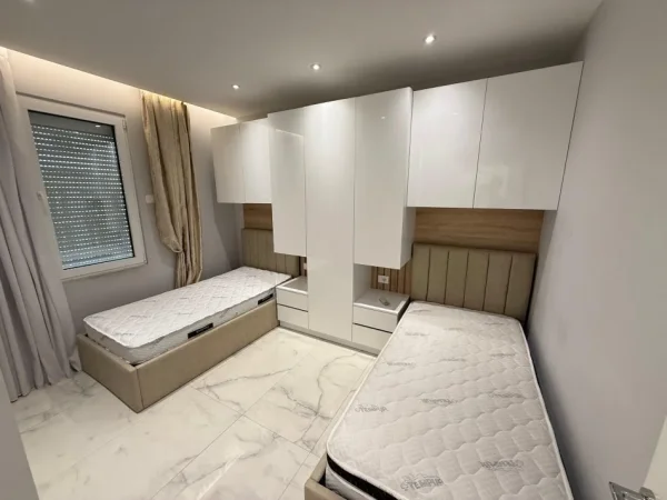 Tirane, jepet me qera 2+1 Kati 3, 90 m² 700 € (ish fusha e aviacionit)