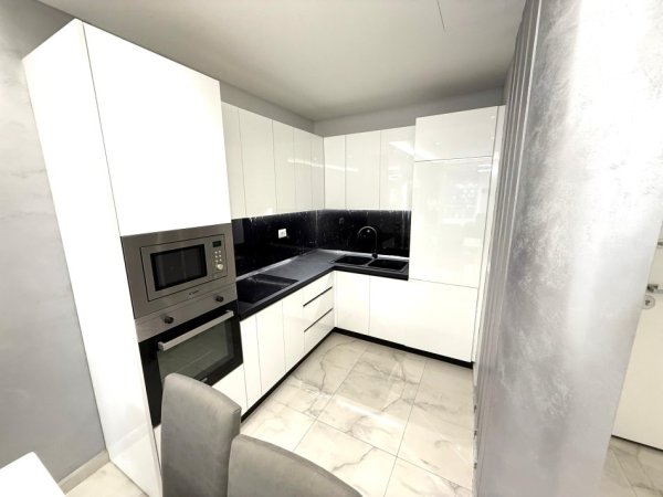Tirane, jepet me qera 2+1 Kati 3, 90 m² 700 € (ish fusha e aviacionit)
