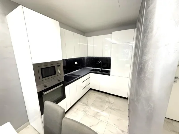 Tirane, jepet me qera 2+1 Kati 3, 90 m² 700 € (ish fusha e aviacionit)