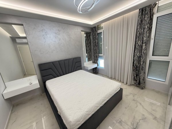 Tirane, jepet me qera 2+1 Kati 3, 90 m² 700 € (ish fusha e aviacionit)