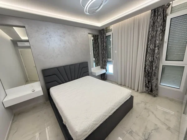Tirane, jepet me qera 2+1 Kati 3, 90 m² 700 € (ish fusha e aviacionit)
