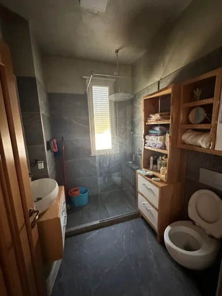 Tirane, jepet me qera apartament 2+1 Kati 4, 100 m² 700 € (Ish fusha e aviacionit, kompleksi IBN)