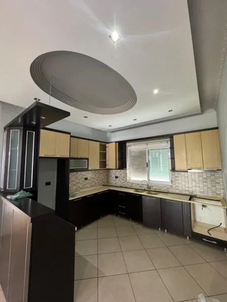 Tirane, jepet me qera Vile 3+1+Aneks+Ballkon Kati 1, 160 m² 600 € (Fresku)
